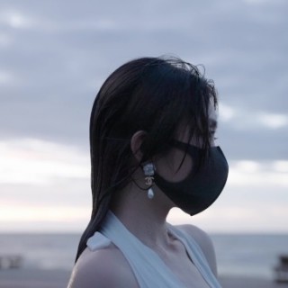 Азиатская шлюшка трахается на камеру