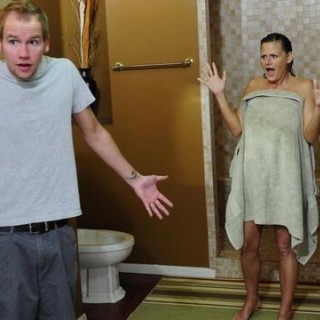 Жаркая милфа с отличными дойками жестко трахается