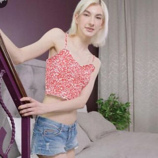 Худенькая Миа Mia Cheers раздвигает ножки и показывает себя