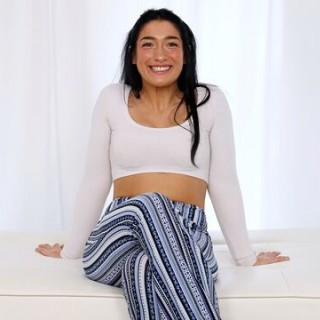 Жесткое траханье сексуальной брюнетки на камеру