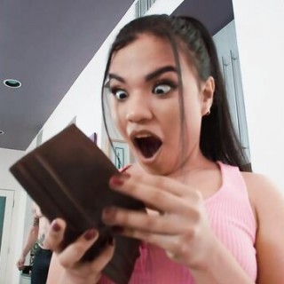 Хуепутка сосет и трахается как шлюха