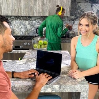 Трах на кухне с грудастой шлюшкой