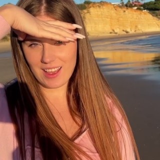 Сисястая шлюха трахается на камеру дома