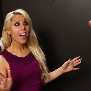 Блондиночка Алексис ласкает и проглатывает толстый хуй