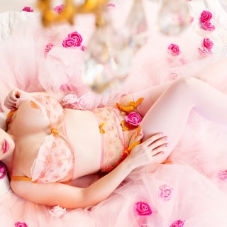 Грудастая Лили Lily Lou ласкает пиздень