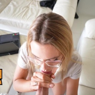 Трахнул шлюшку в очках до горла