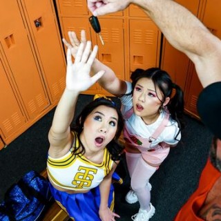 Жесткий трах от здорового мужика с двумя крошками