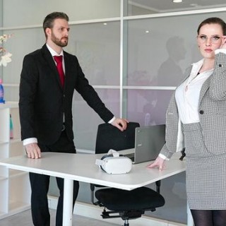 Начальник жестко трахает офисную шлюху на столе