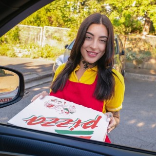 Шлюху развели на жесткую еблю в попку