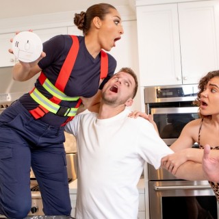 Горячая шлюшка на огромном хуе