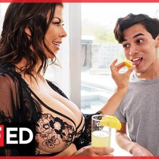 Силиконовую маму натянул молодой перец