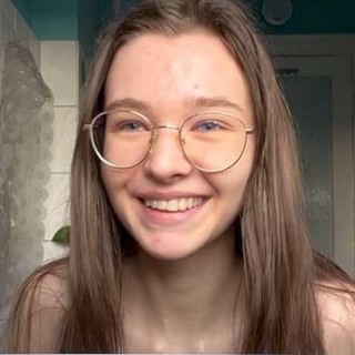 Горячая брюнетка мастурбирует перед вебкамерой